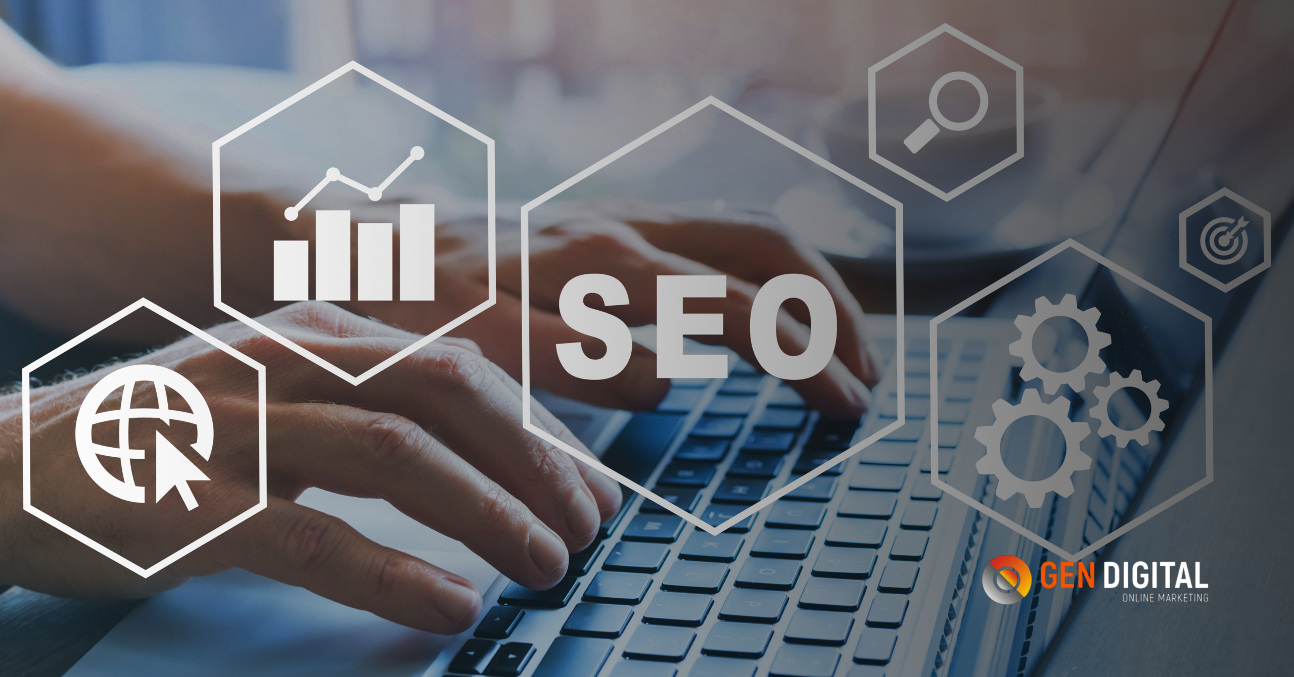 Persona escribiendo en laptop con iconos de SEO, analítica y optimización digital superpuestos.