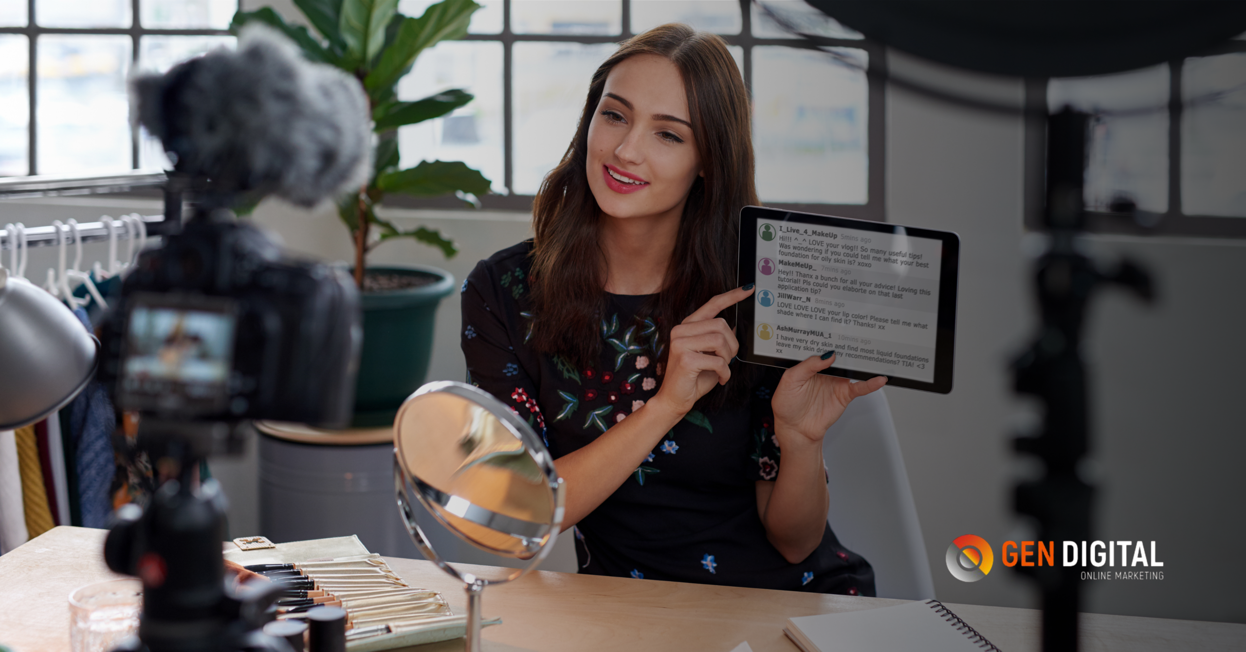 Creadora de contenido grabando un video para redes sociales mientras muestra comentarios de seguidores en una tablet.