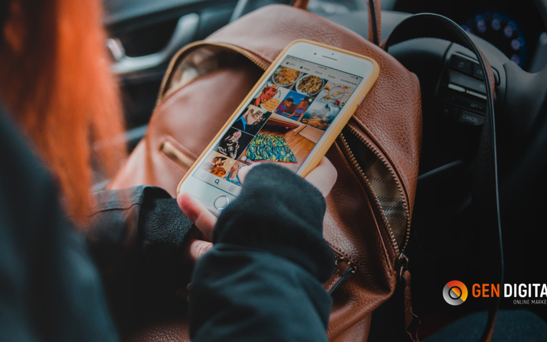 Persona usando smartphone revisando contenido de redes sociales dentro de un auto