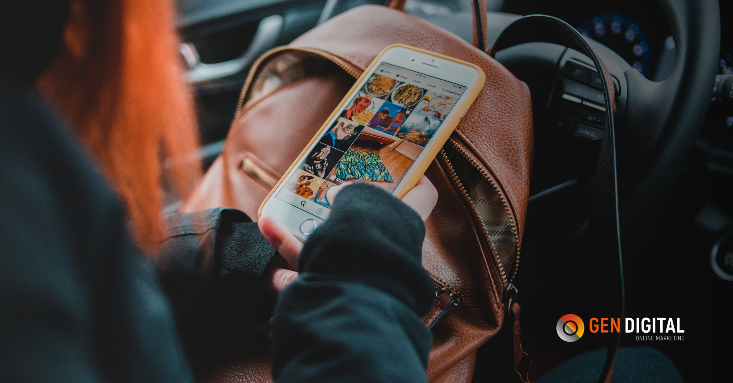 Persona usando smartphone revisando contenido de redes sociales dentro de un auto