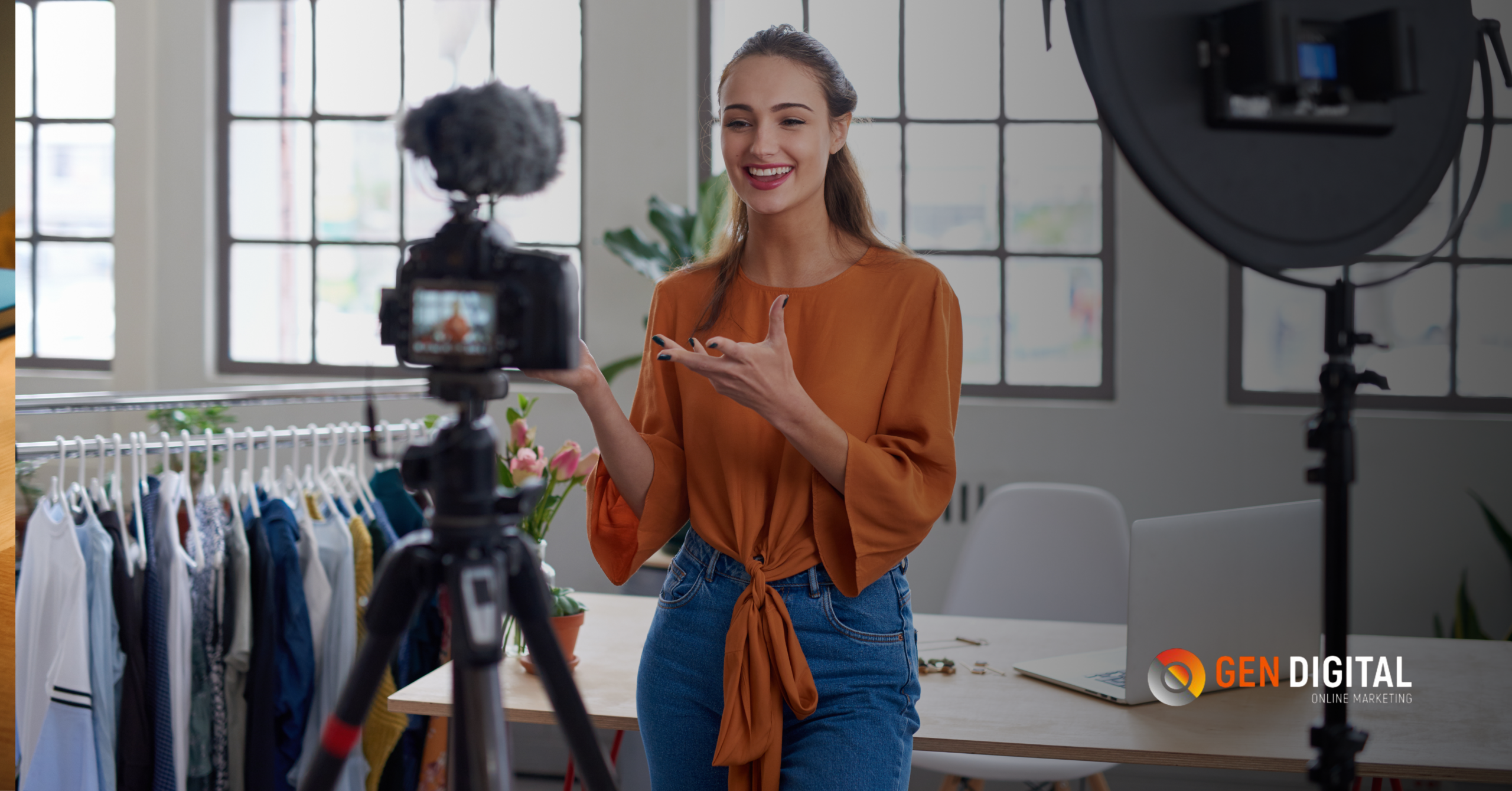 Mujer creando contenido frente a cámara para redes sociales en estudio