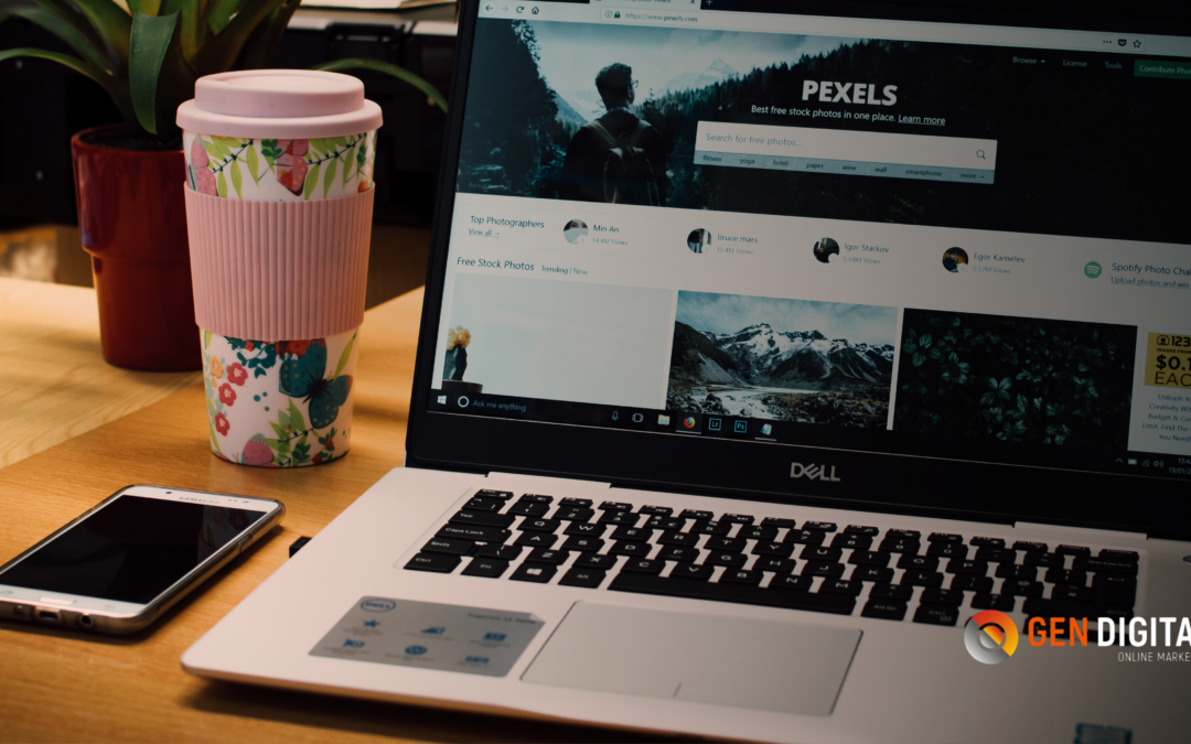 Laptop mostrando una página web mientras un smartphone y café acompañan el trabajo de optimización digital desde redes sociales.