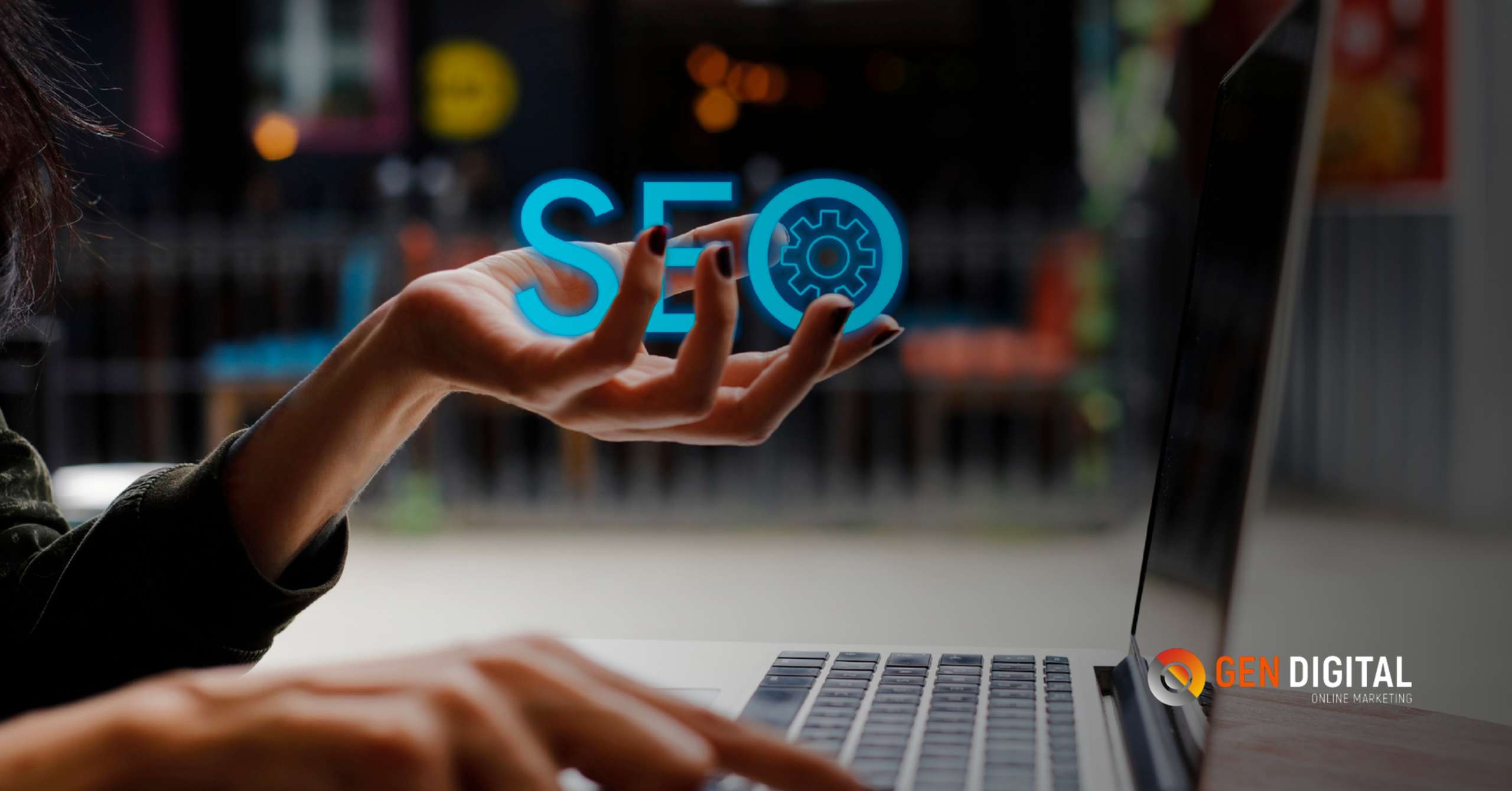 Persona trabajando en laptop con representación visual de SEO on page y optimización web para mejorar el posicionamiento en Google.