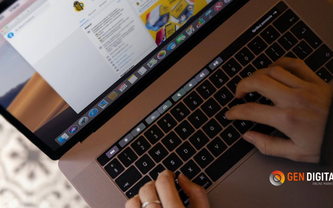 Persona gestionando redes sociales en laptop como parte de una estrategia de SEO