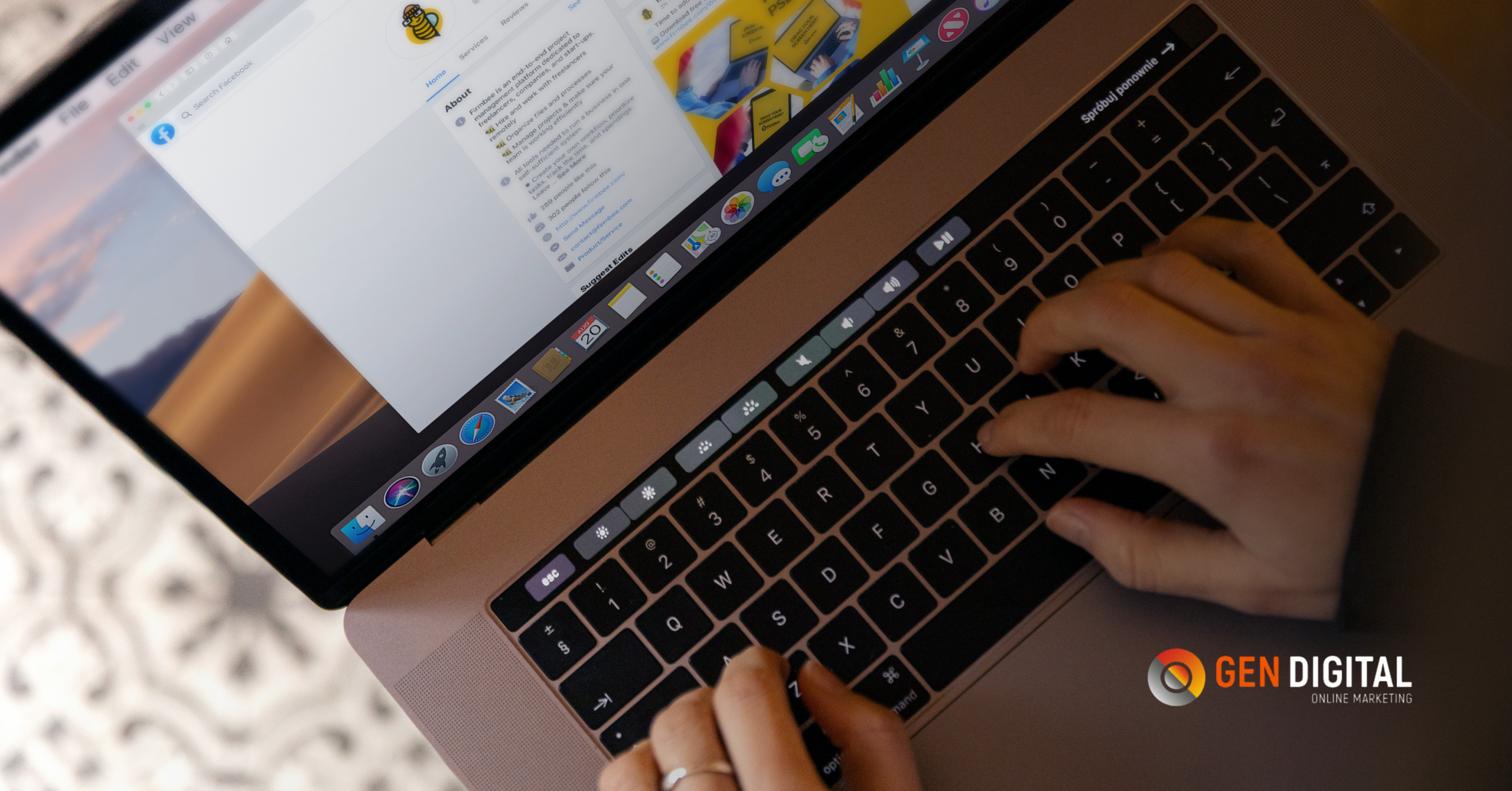 Persona gestionando redes sociales en laptop como parte de una estrategia de SEO