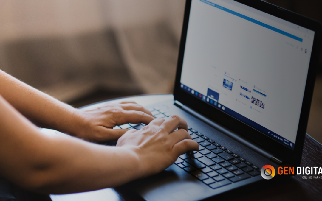 Persona utilizando una laptop navegando en redes sociales, representando la conexión entre social media y posicionamiento SEO.