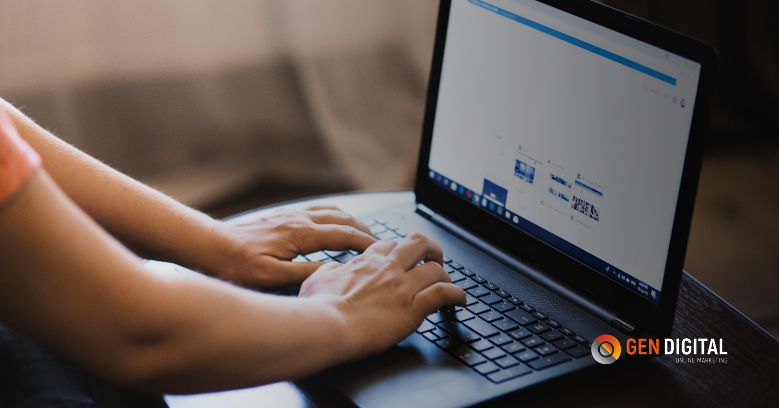 Persona utilizando una laptop navegando en redes sociales, representando la conexión entre social media y posicionamiento SEO.