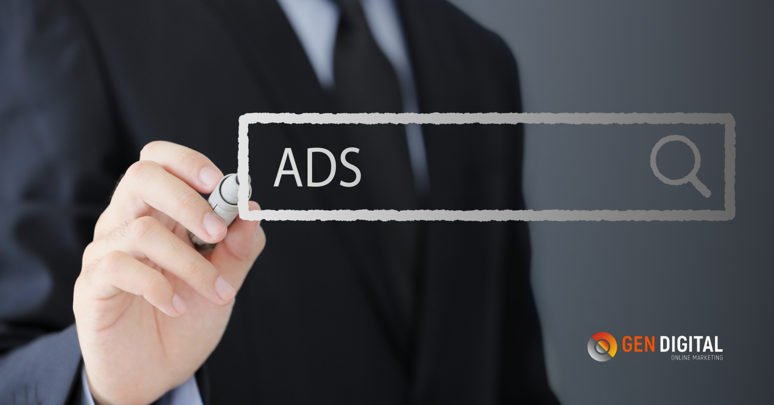 Persona escribiendo “ADS” en una barra de búsqueda, representando publicidad digital frente a estrategias SEO.