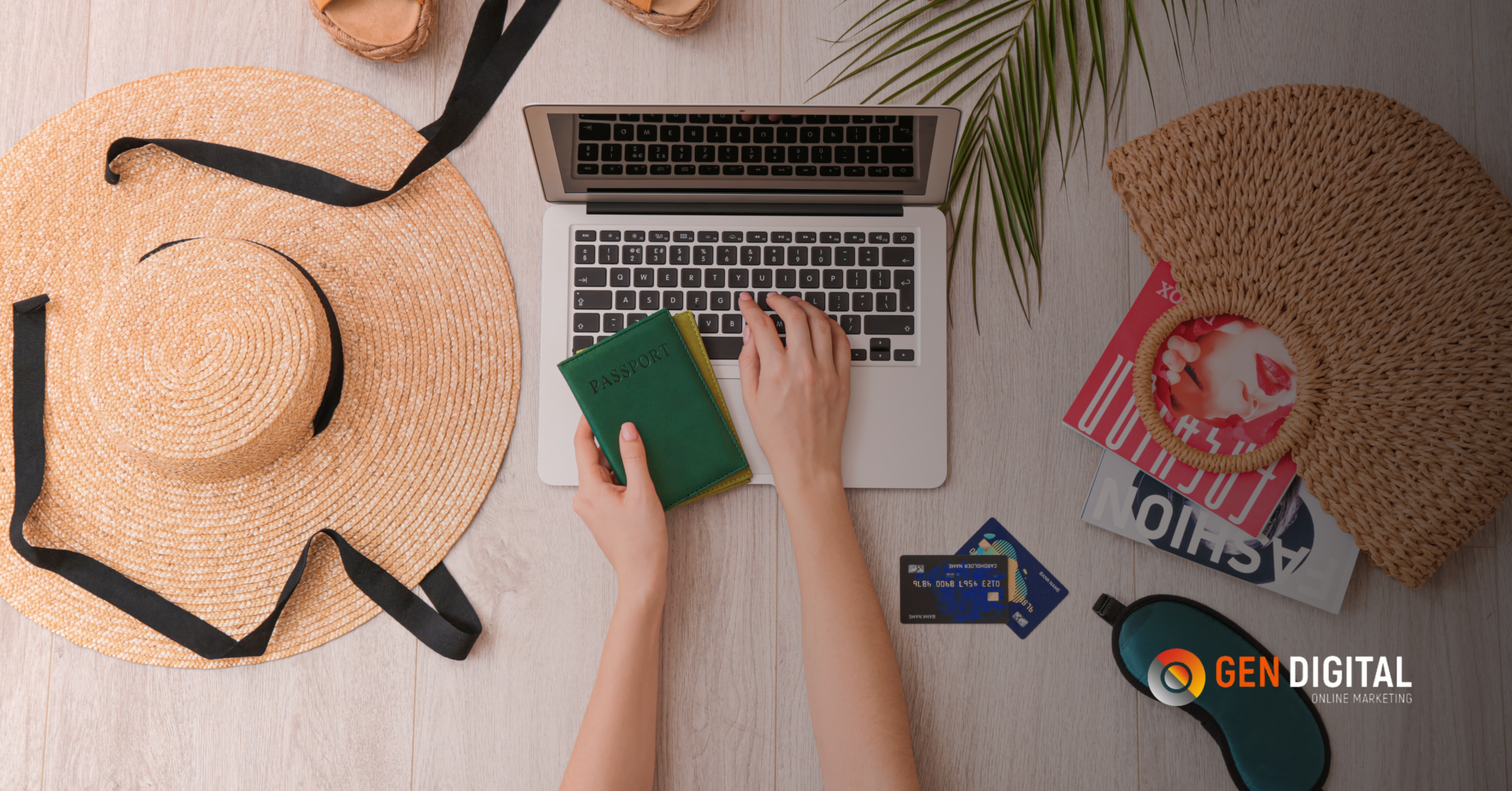 Persona organizando viaje con laptop, pasaporte y tarjetas mientras navega en una web
