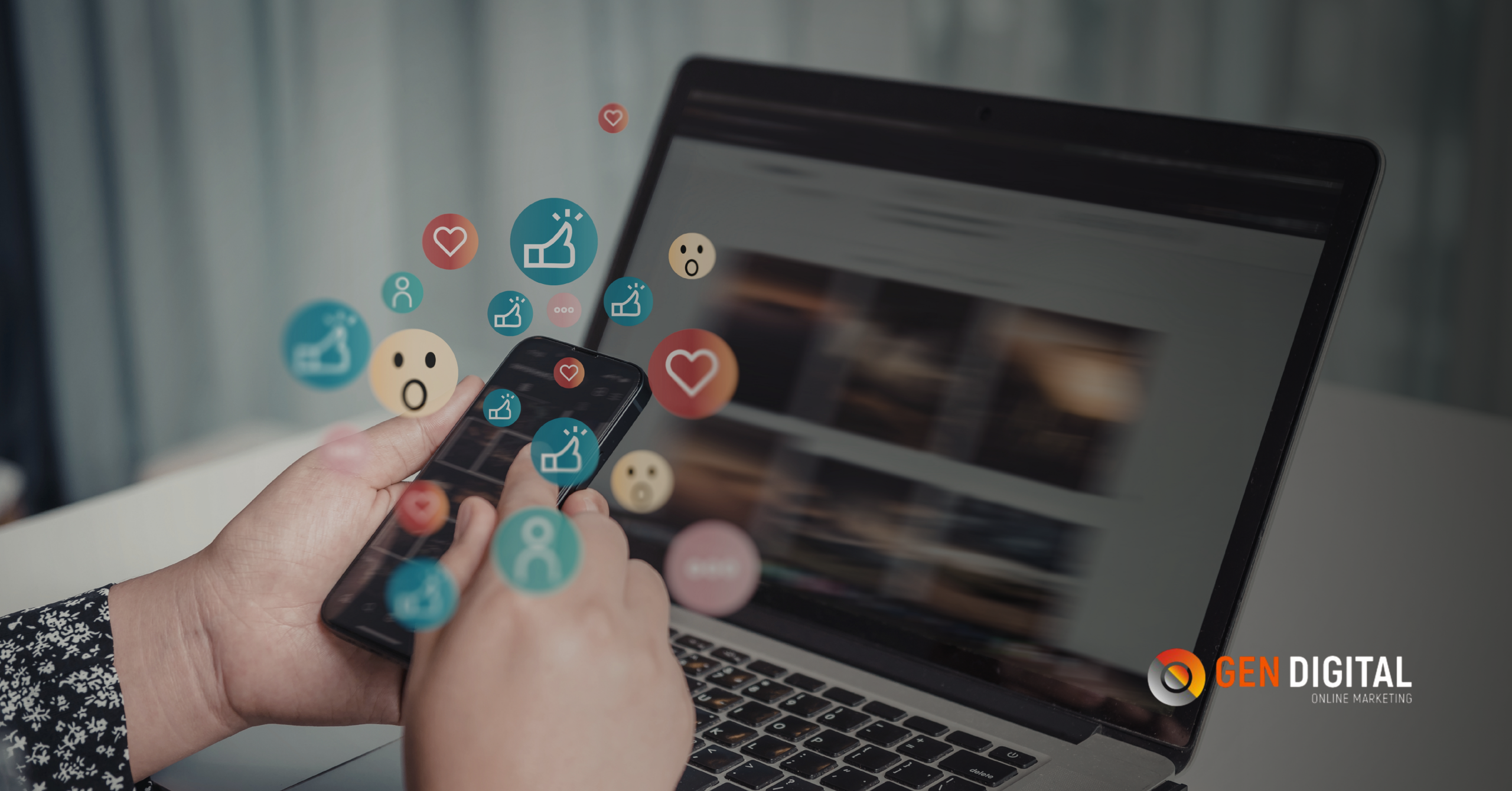 Persona usando un smartphone frente a una laptop mientras interactúa con contenido en redes sociales y métricas digitales para empresas.