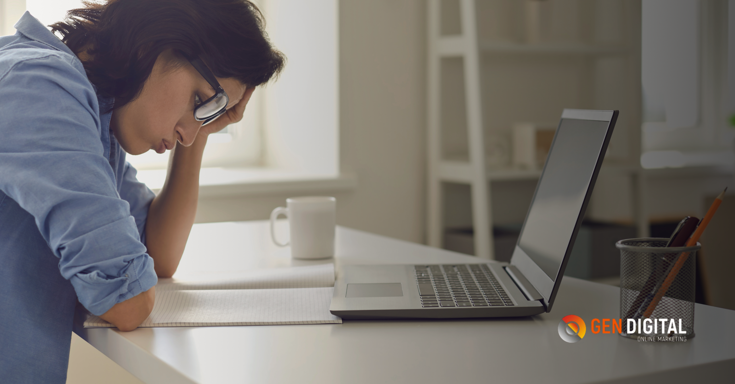 Persona preocupada frente a una laptop mientras revisa contenido digital y estrategias de marca.