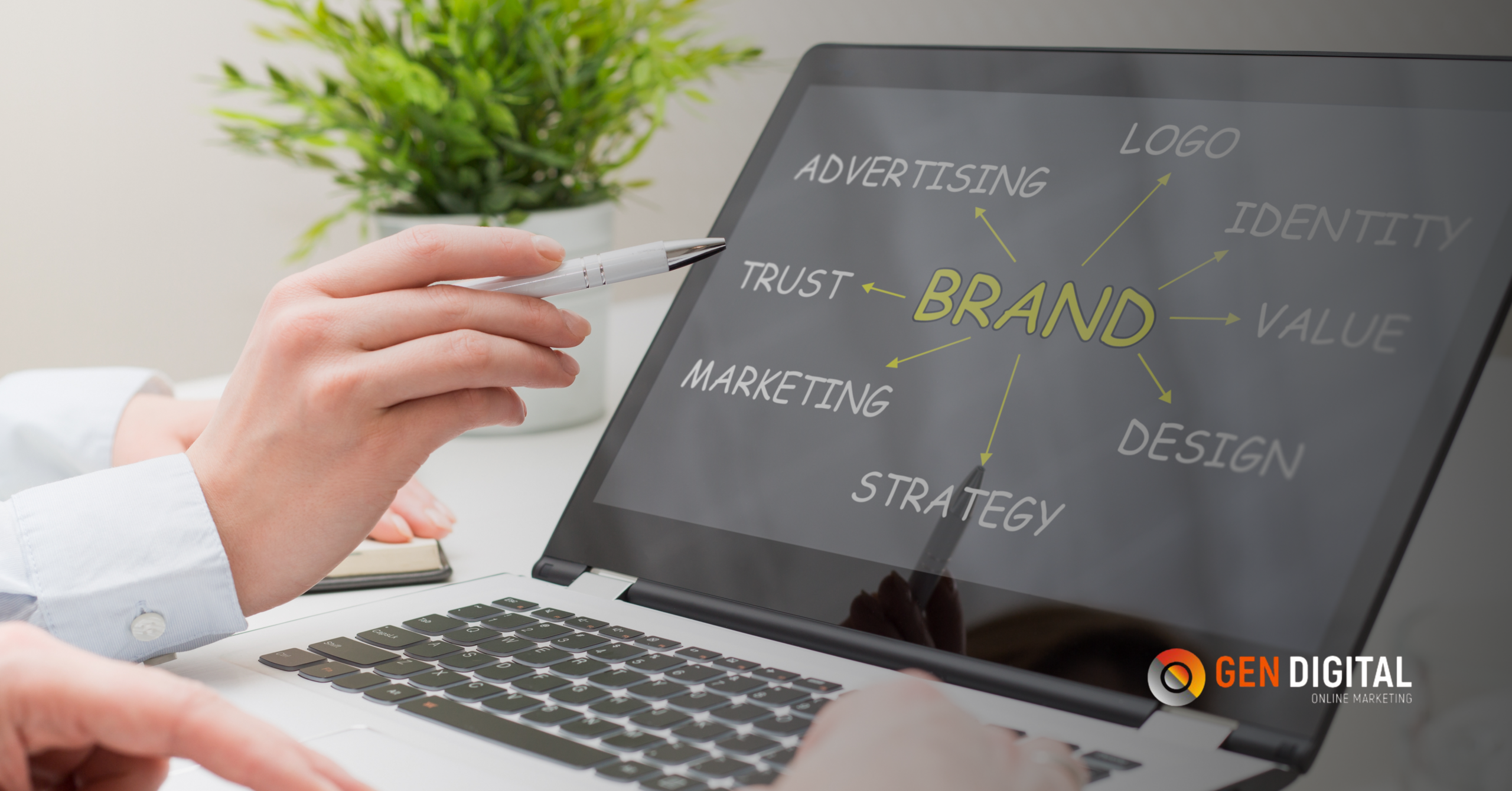 Persona señalando en una laptop conceptos de branding y estrategia de marca para redes sociales y marketing digital.