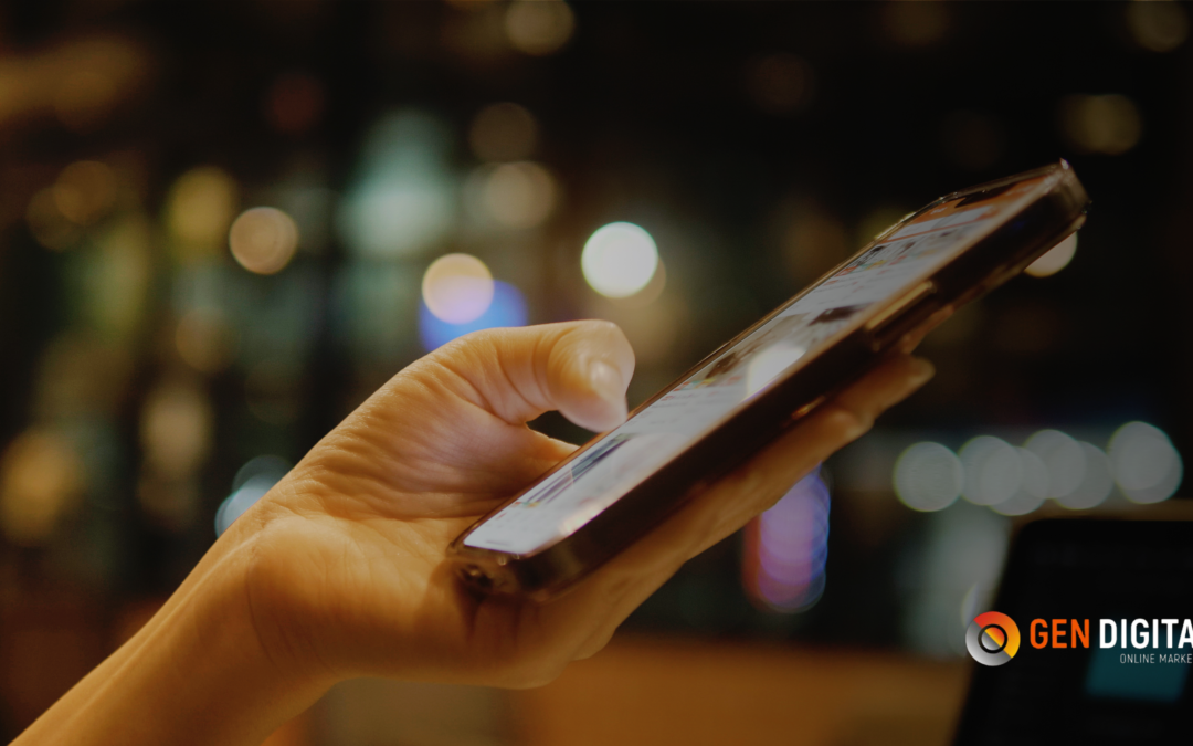 Persona utilizando un smartphone para navegar en redes sociales y estrategias de marketing digital desde una aplicación móvil.