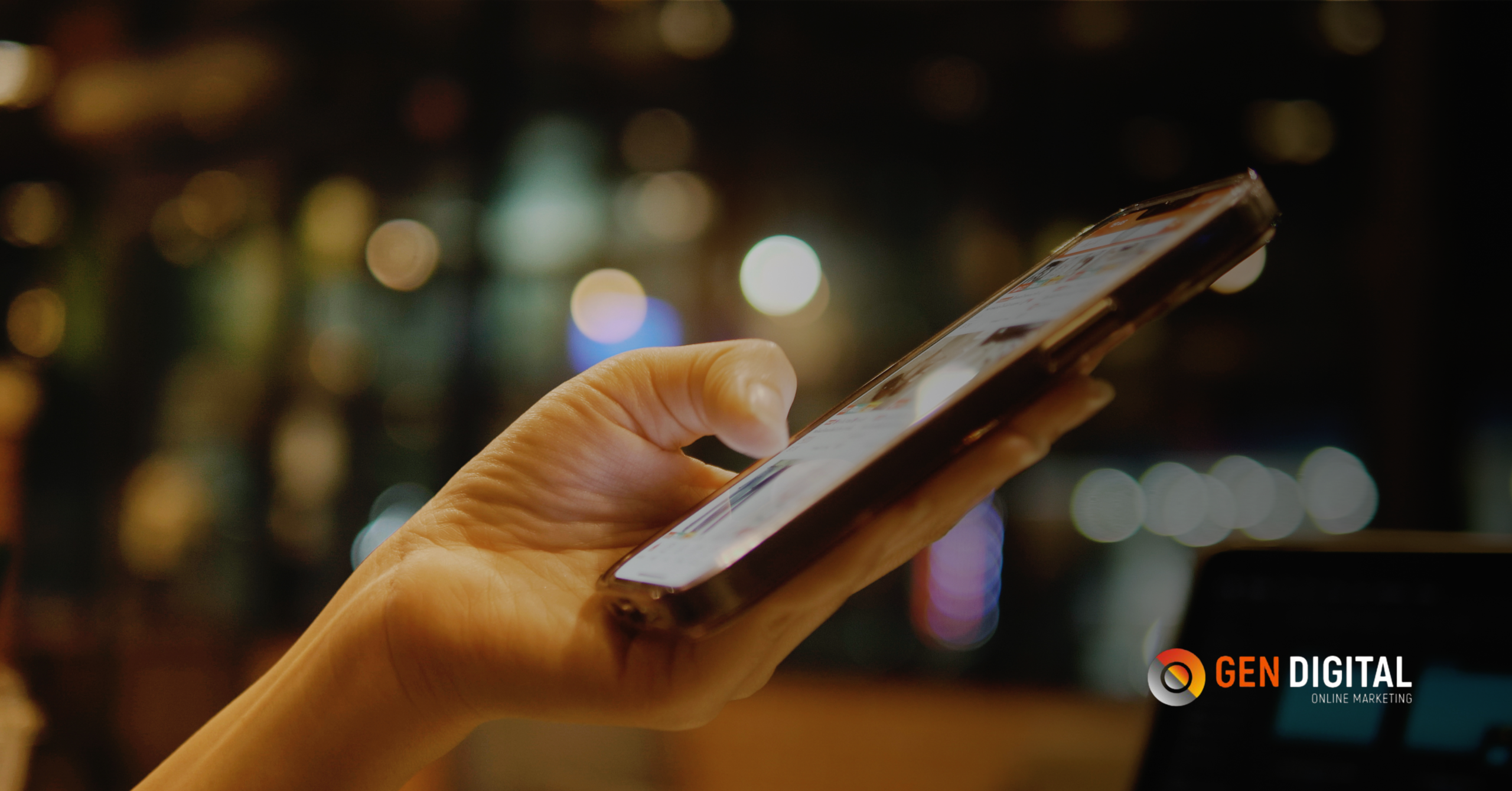 Persona utilizando un smartphone para navegar en redes sociales y estrategias de marketing digital desde una aplicación móvil.