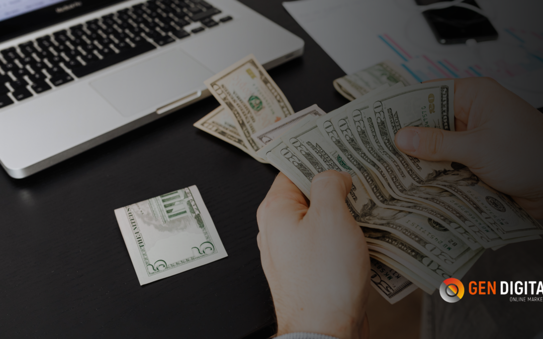 Persona contando billetes de dólares frente a una laptop con gráficos financieros, representando la inversión en publicidad digital y la evaluación del retorno esperado.