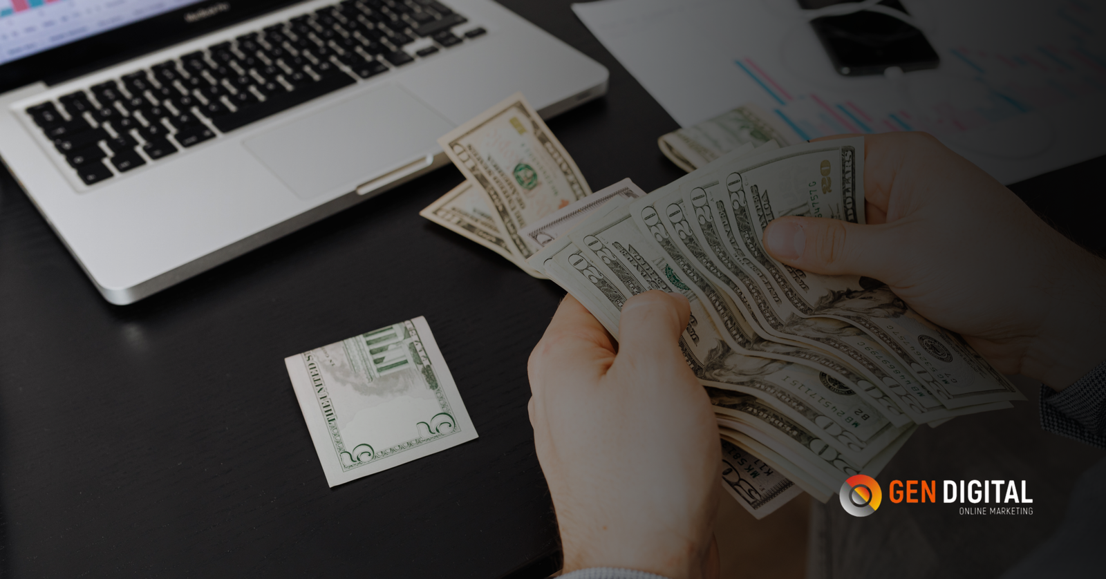 Persona contando billetes de dólares frente a una laptop con gráficos financieros, representando la inversión en publicidad digital y la evaluación del retorno esperado.