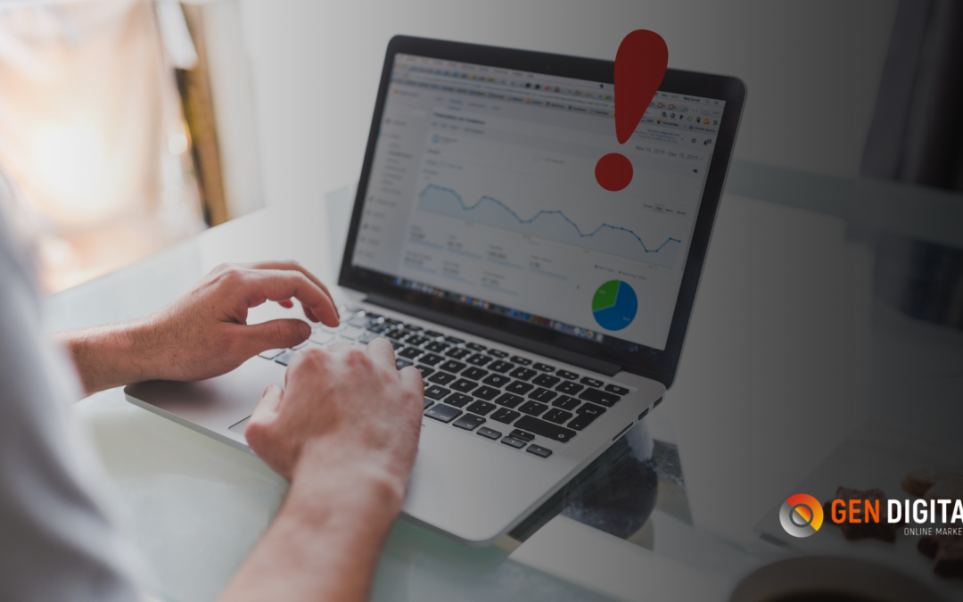 Persona revisando el rendimiento de una campaña de Google Ads en una laptop, con un símbolo de alerta que representa errores comunes que afectan los resultados publicitarios.