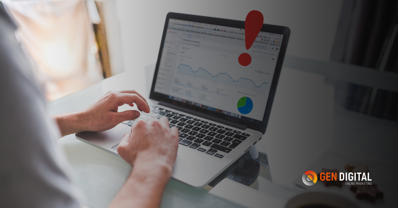 Persona revisando el rendimiento de una campaña de Google Ads en una laptop, con un símbolo de alerta que representa errores comunes que afectan los resultados publicitarios.