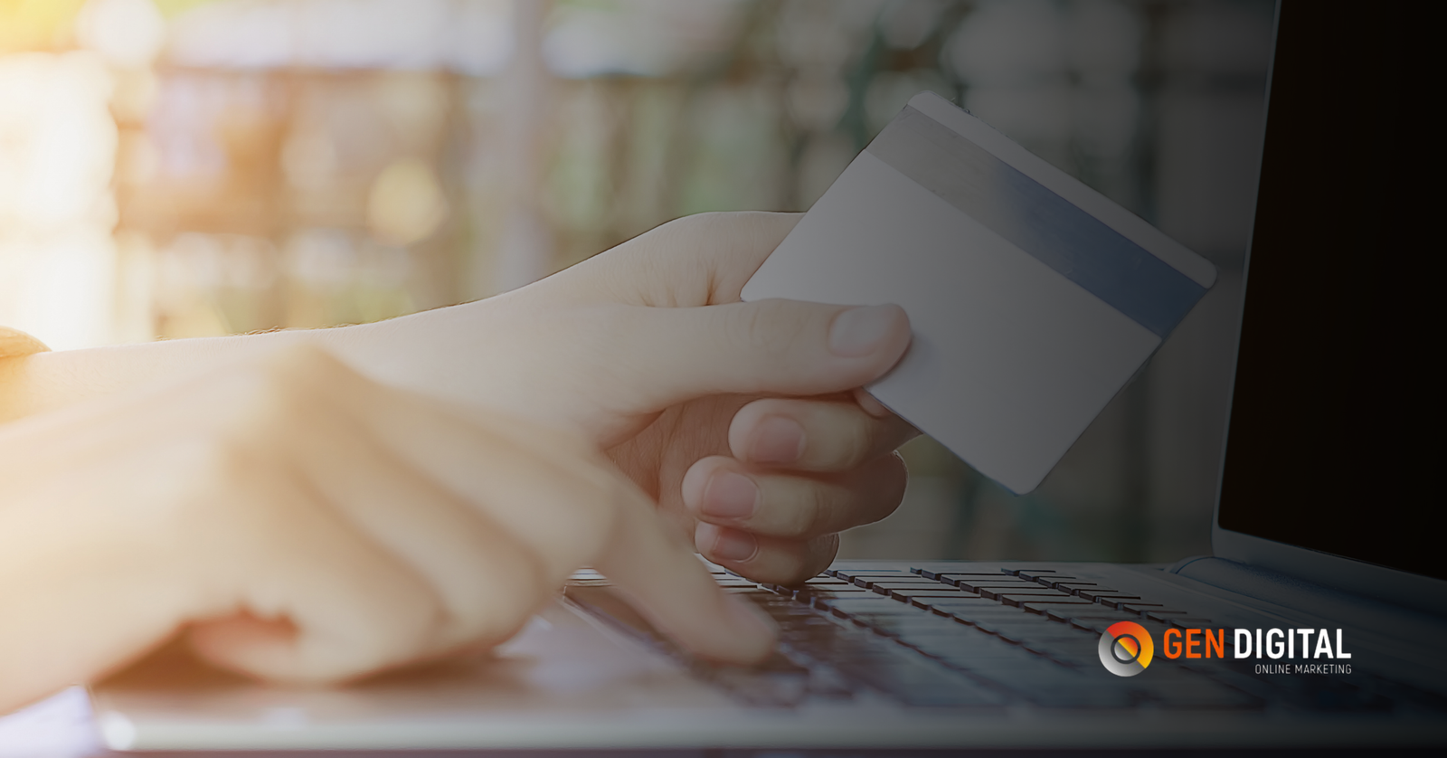 Persona realizando una compra en línea con tarjeta de crédito desde una laptop, representando estrategias de conversión y publicidad digital para generar ventas