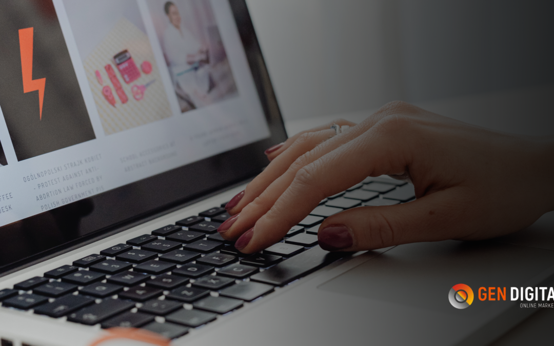 Persona navegando en una computadora portátil mientras revisa contenido digital y campañas online como parte de una estrategia de publicidad digital para empresas.