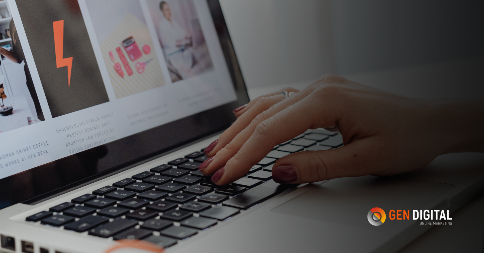 Persona navegando en una computadora portátil mientras revisa contenido digital y campañas online como parte de una estrategia de publicidad digital para empresas.