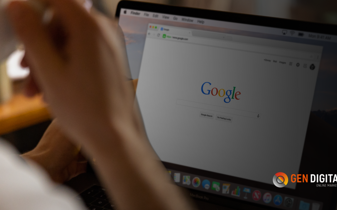 Persona realizando una búsqueda en Google desde una computadora portátil para investigar estrategias de Google Ads y publicidad digital para empresas.