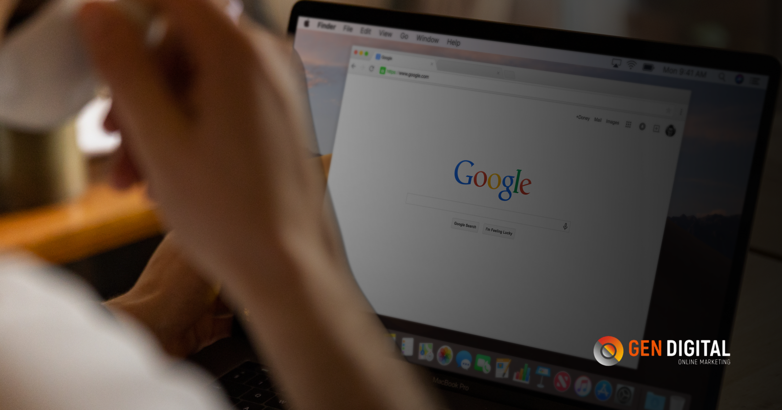Persona realizando una búsqueda en Google desde una computadora portátil para investigar estrategias de Google Ads y publicidad digital para empresas.