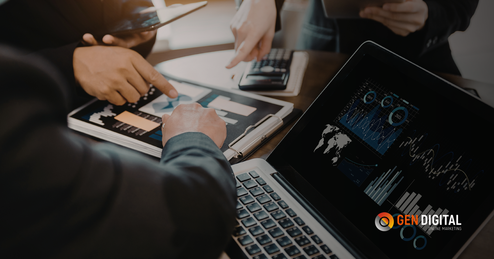 Equipo de trabajo analizando métricas, gráficos y resultados de campañas digitales en una reunión estratégica para optimizar el rendimiento de marketing y publicidad online.