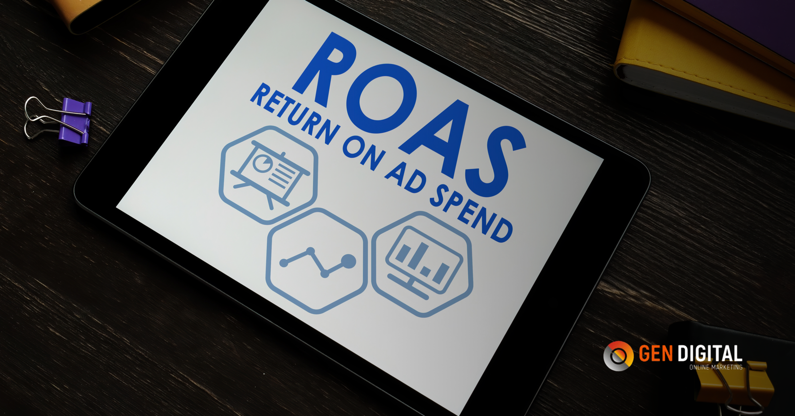 Tableta con el indicador ROAS (Return on Ad Spend) y gráficos de rendimiento, representando la medición del retorno de inversión en campañas de publicidad digital.