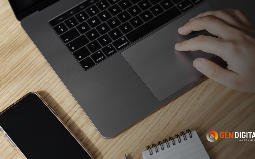 Persona utilizando una laptop para analizar campañas de publicidad digital y evaluar por qué los anuncios generan clics, pero no logran convertir visitantes en clientes.