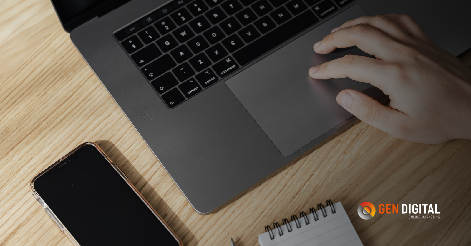 Persona utilizando una laptop para analizar campañas de publicidad digital y evaluar por qué los anuncios generan clics, pero no logran convertir visitantes en clientes.