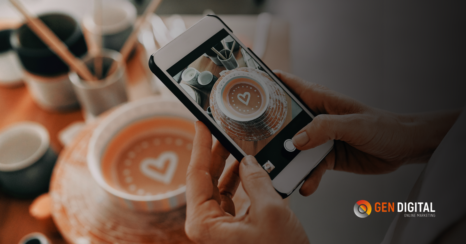 Persona tomando una fotografía de un producto con un smartphone como parte de una estrategia de branding y marketing digital para fortalecer la presencia de una marca.