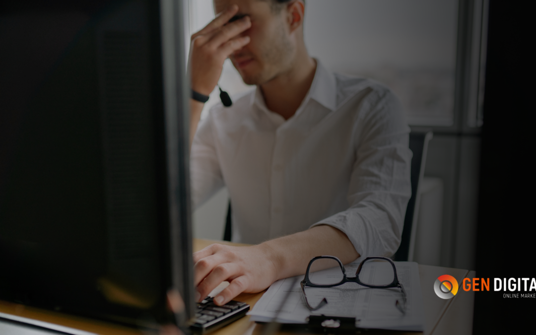 Profesional frente a una computadora evidenciando los errores que pueden afectar el posicionamiento y la reputación de una marca en entornos digitales.