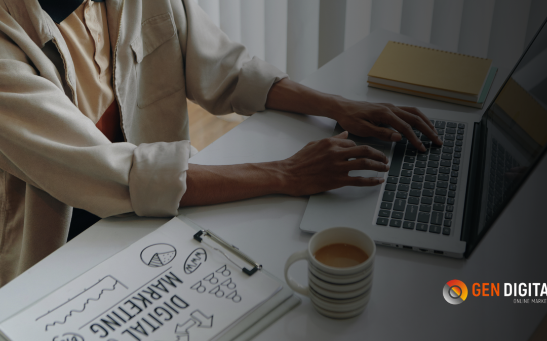 Persona trabajando en una estrategia de marketing digital desde una laptop para mejorar el rendimiento de campañas de Ads y redes sociales.