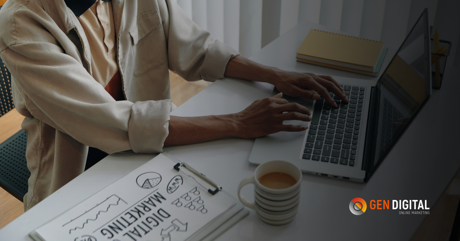 Persona trabajando en una estrategia de marketing digital desde una laptop para mejorar el rendimiento de campañas de Ads y redes sociales.