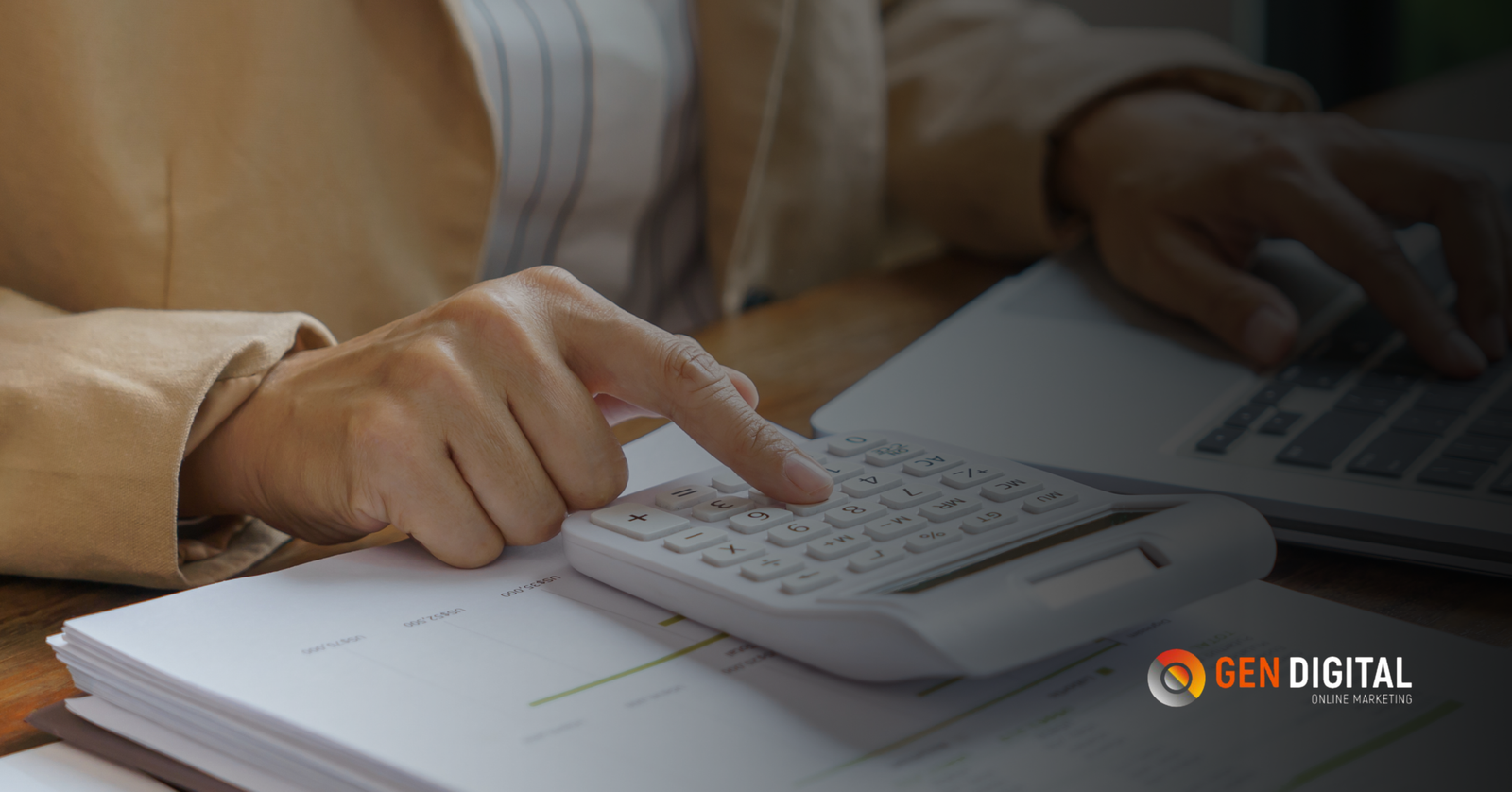 Persona utilizando una calculadora y una laptop para analizar el presupuesto publicitario y reducir el costo de los anuncios con una estrategia de contenido efectiva.